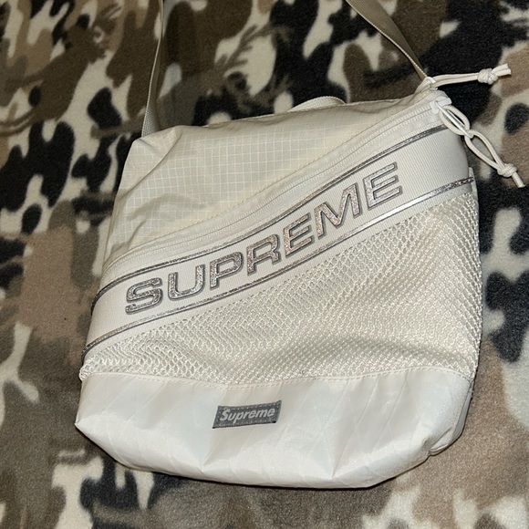 Supreme cross body bag. - Picture 2 of 2